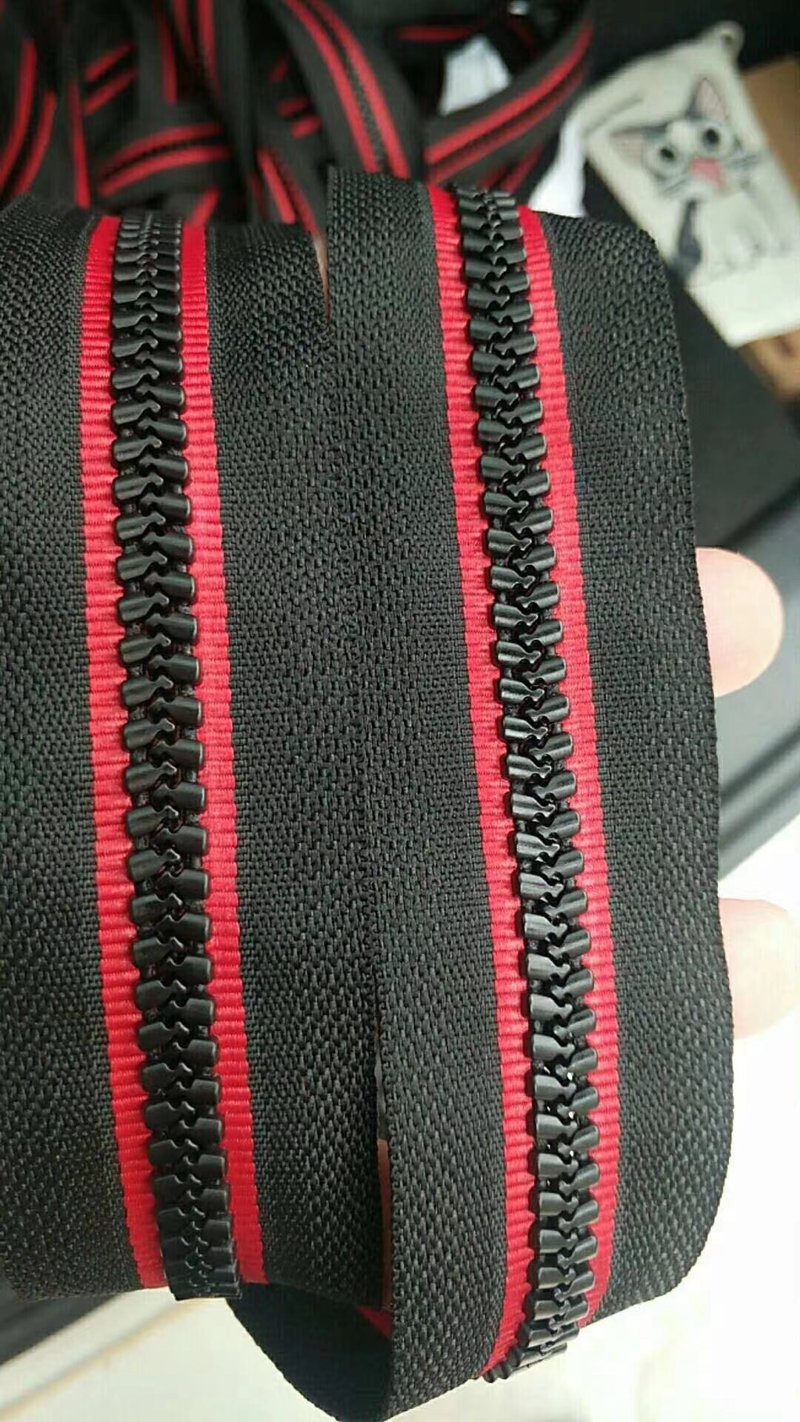 金属拉链:推动现代服装变革的力量