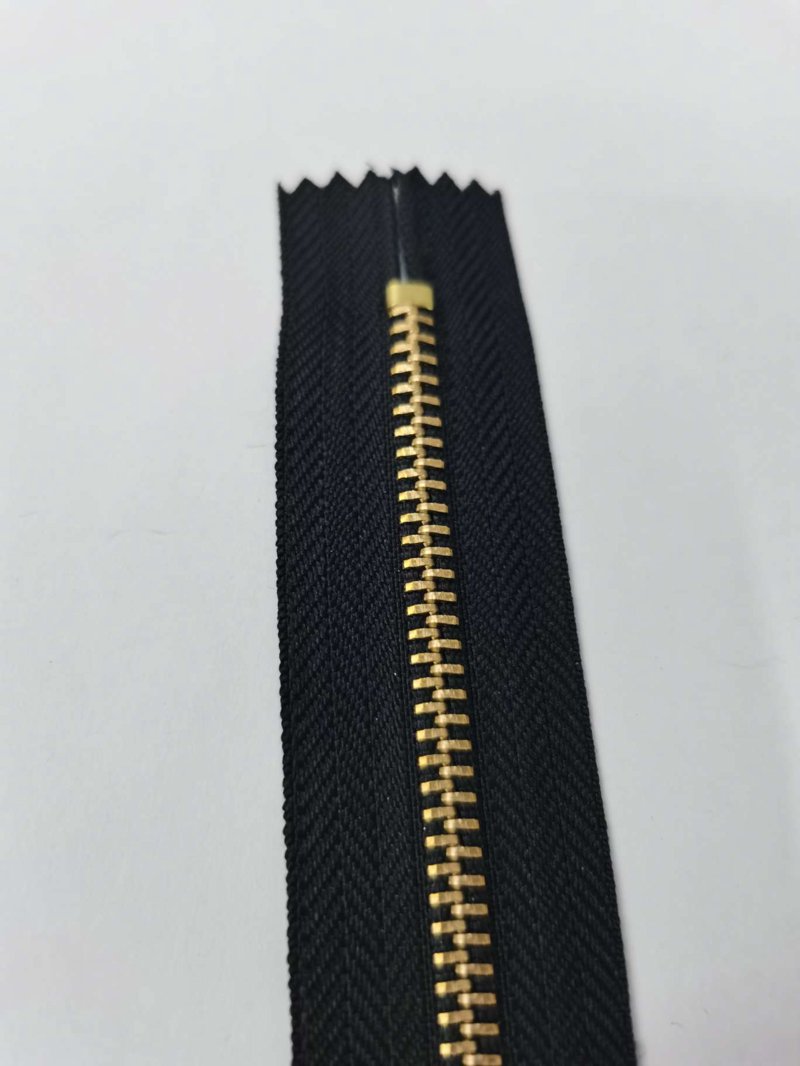 树脂拉链:打造轻盈衣饰的新选择